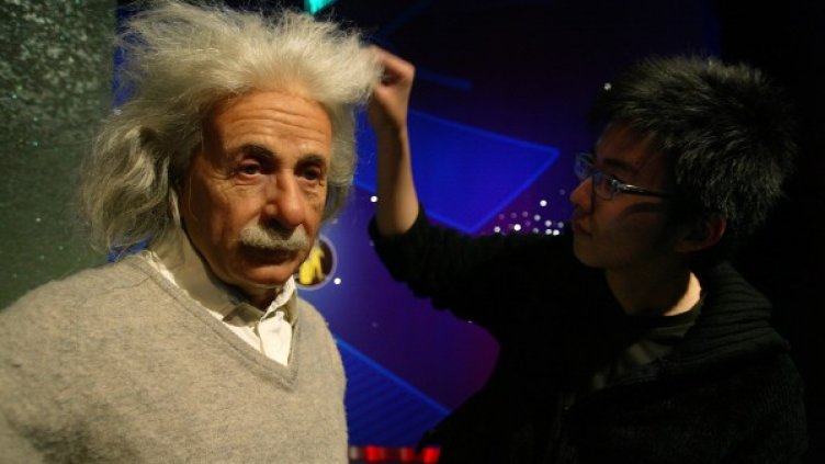 Прическата на восъчния Алберт Айнщайн изисква редовни грижи. Снимка: Reuters