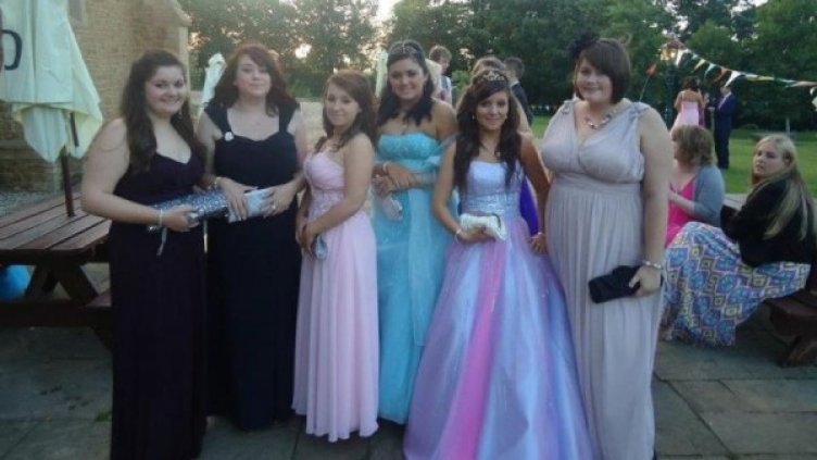 Тоалетите на момичетата се допълвали от тиари. Снимка: Facebook