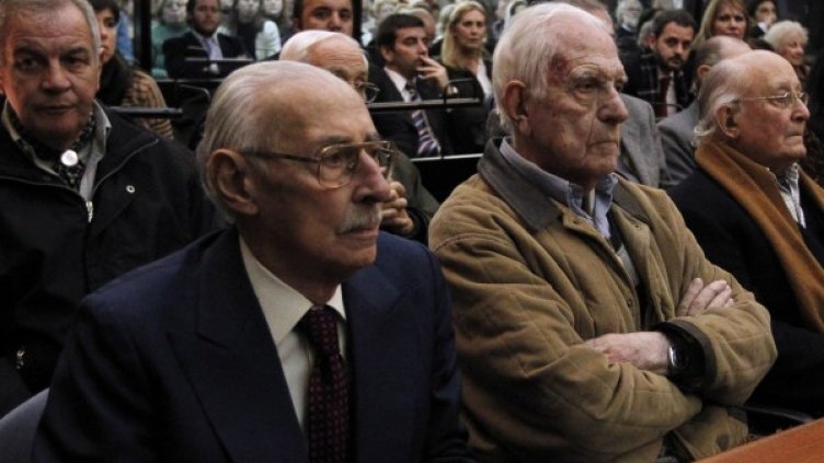 Хорхе Видела и Рейналдо Биньоне в съдебната зала. Снимка: Reuters