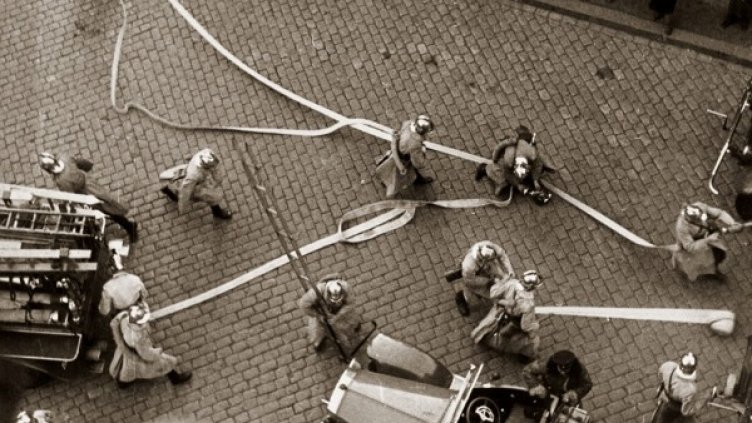 Софийската пожарна команда в акция по време на 30-те години на ХХ век. Снимка: „Изгубената България“