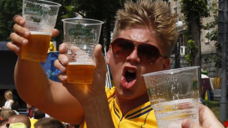 Не само феновете, но и журналистите имали нужда от студена бира. Снимка: Reuters