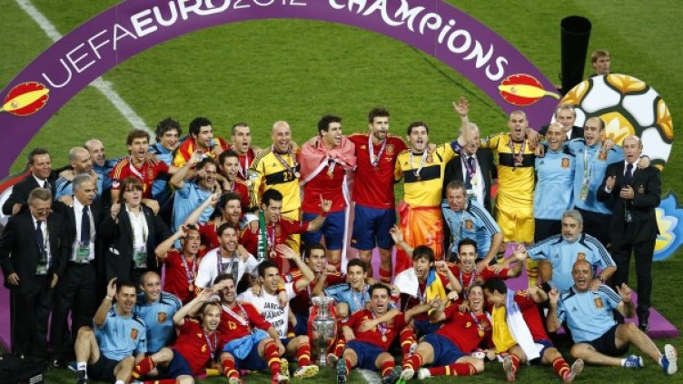 Отборът на Испания с купата, спечелена на Евро 2012. Снимка: Reuters