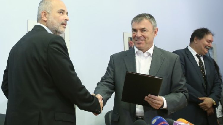 Тотю Младенов и Сергей Игнатов подписаха споразумение. Снимка: БТА