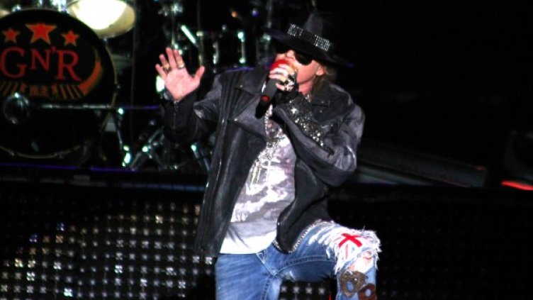 Лидерът на Guns N Roses Аксел Роуз оправда напълно репутацията си на човек-динамо. Снимка: Dnes.bg