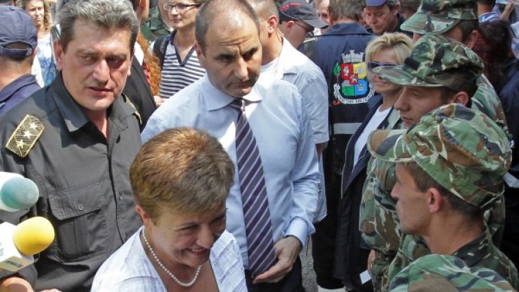 Георгиева и Цветанов благодариха на участвалите в гасенето. Снимка: БТА