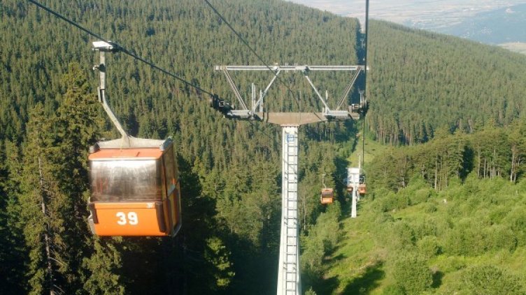 Очаква се лифтовете да тръгнат съвсем скоро. Снимка: архив Булфото