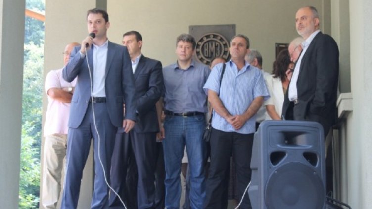 Делян Добрев успокоява работниците на ВМЗ-Сопот. Снимка: МИЕТ