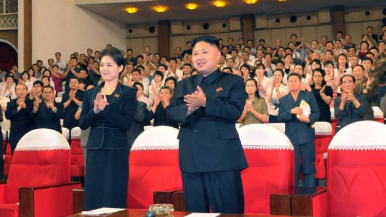Ким Чен Ун с мистериозната дама Снимка: Reuters