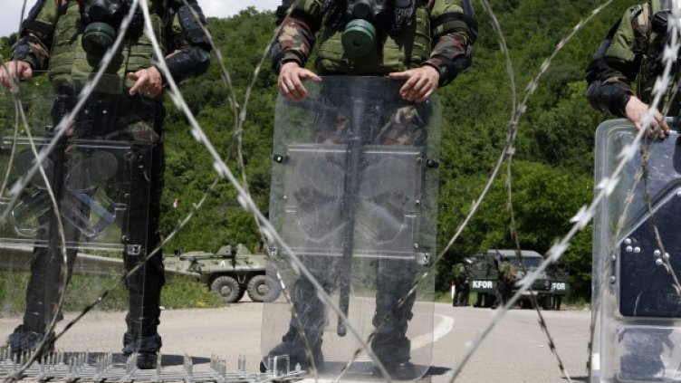 НАТО засега няма да намалява контингента си в Косово. Снимка: архив, Reuters