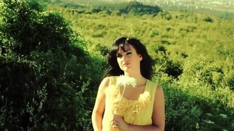 Соня Иванова възпя гербера. Снимка: YouTube