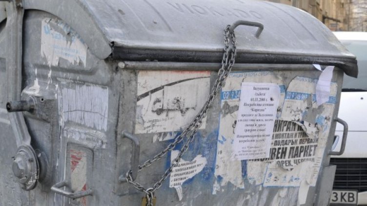 Клошарки откриха тялото на новородено в контейнер 