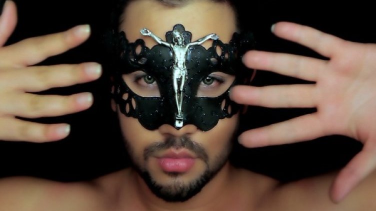 Джордан с маската с разпятието. Снимка: Ара Мюзик