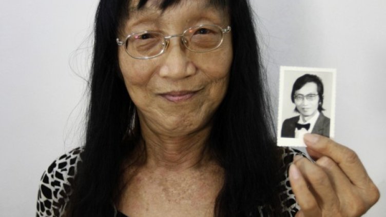 И Лин показва своя младежка снимка. Снимка: Reuters