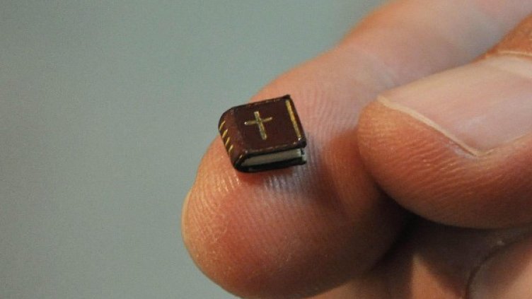 Най-малката печатна Библия в света. Снимка: архив, Булфото