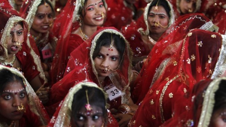 Изнервени индийски булки пустосват на ум родата, че са ги омъжили по задължение. Снимка: Reuters