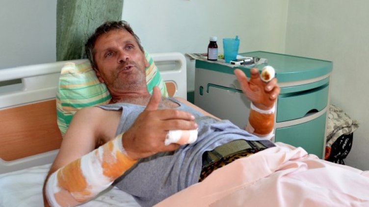 Нахапаният мъж в болница. Снимка: Impact Press Group