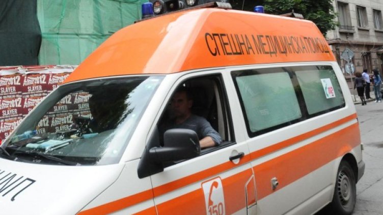 Мъжът е откаран в болница. Снимка: Булфото