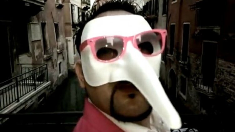 Устата в кадър от новия си клип. Снимка: YouTube