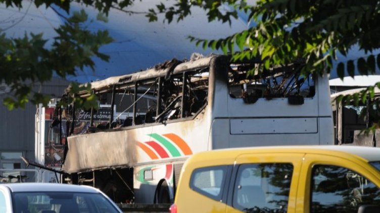 Взрвеният автобус. Снимка: Булфото