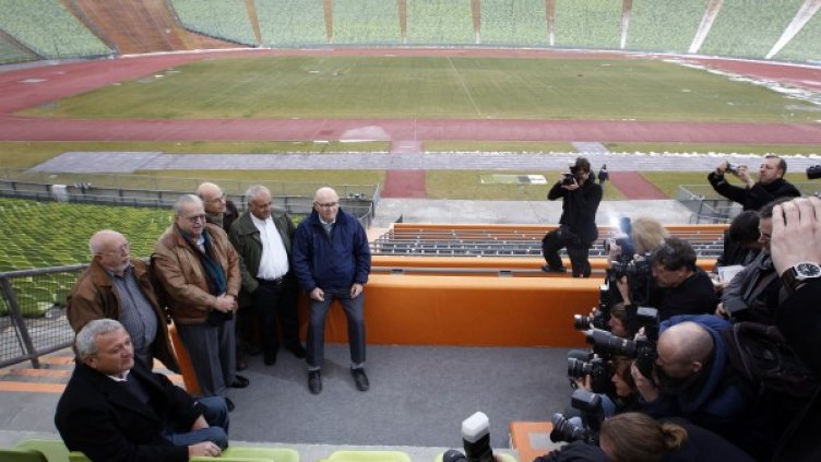 Оцелели от терористичния атентат в Мюнхен спортисти от Израел се върнаха на Олимпийския стадион 40 г. по-късно. Снимка: Reuters