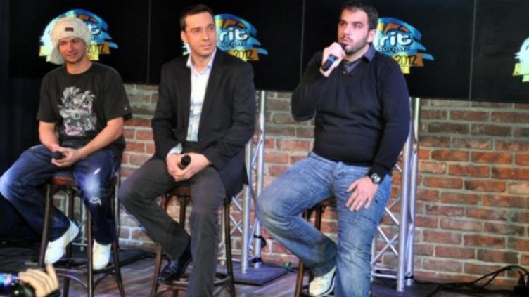 Изпълнителният директор на фестивала Стефан Еленков (крайният вдясно) и кметът на Бургас Димитър Николов ще вземат специални мерки за безопасност. Снимка: Dnes.bg