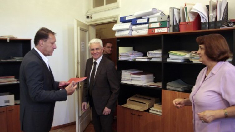 Ангел Найденов (БСП) и Христо Бисеров (ДПС) внасят вота в деловодството на НС. Снимка: БТА