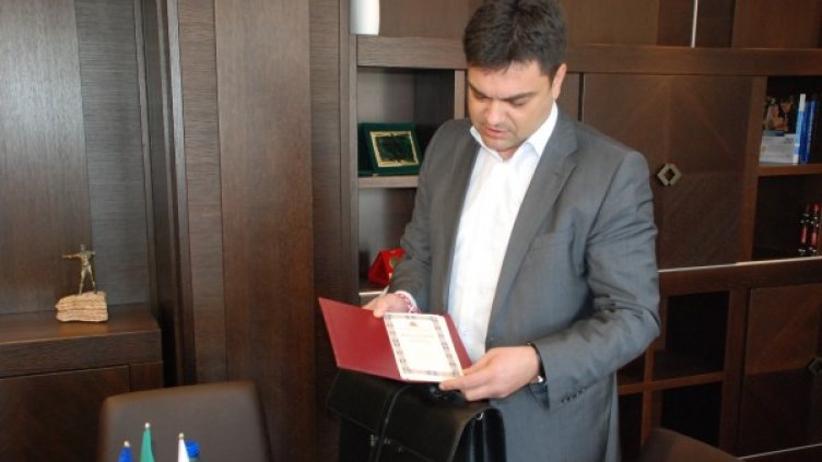 Димов с диплома през март, сега обяче я няма