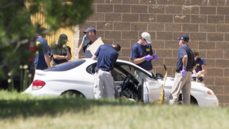 Полицията проверява колата на задържания мъж. Снимка: Reuters