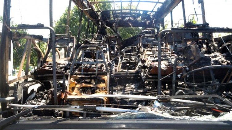 Останките от взривения автобус Снимка: БТА