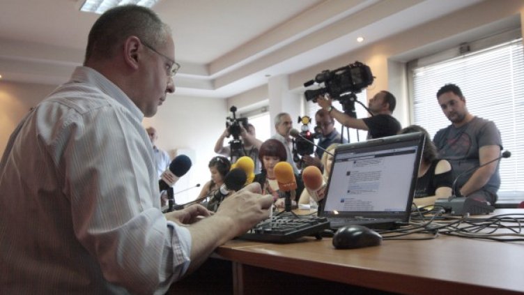 Сергей Станишев отговаря на въпроси за АЕЦ Белене онлайн. Снимка: БСП