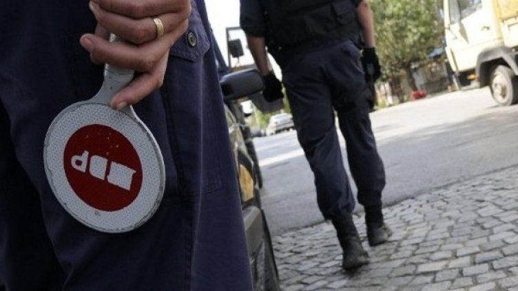 Полицаите от Павликени не приели "почерпката" на провинилия се шофьор. Снимка: Булфото