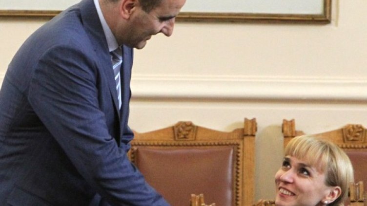 Диана Ковачева и Цветан Цветанов си бъбрят по време на дебатите за вота на недоверие. Снимка: БТА