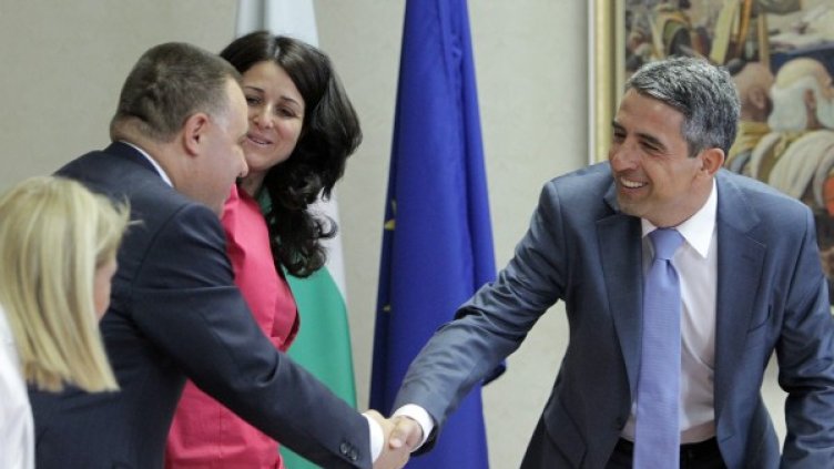 Президентът се здрависва със земеделския министър Мирослав Найденов на Съвета. Снимка: БТА