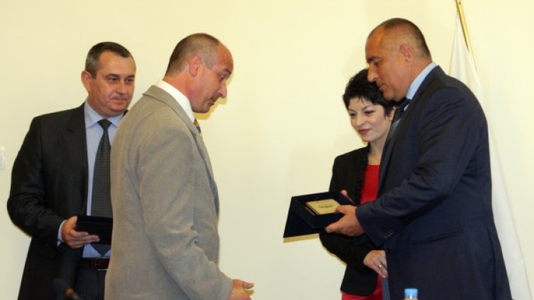 Борисов награждава медиците. Снимка: БТА