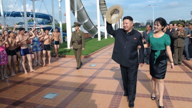 Ким Чен Ун със съпругата си. Снимка: Reuters