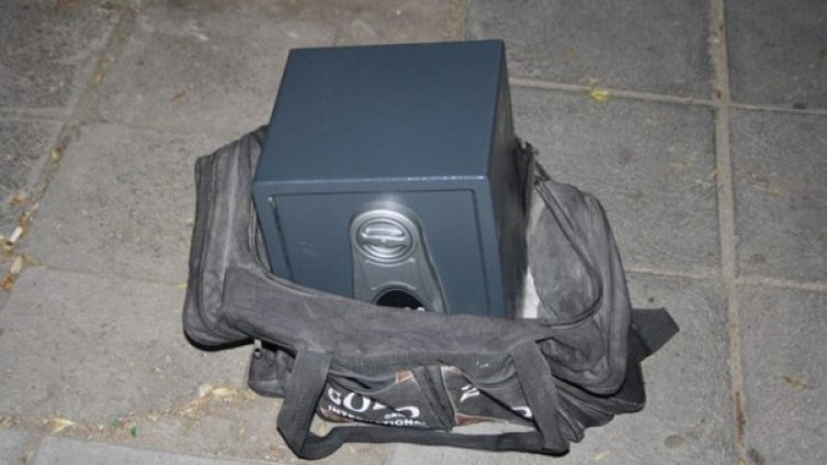 Иззетата каса с пари. Снимка: МВР