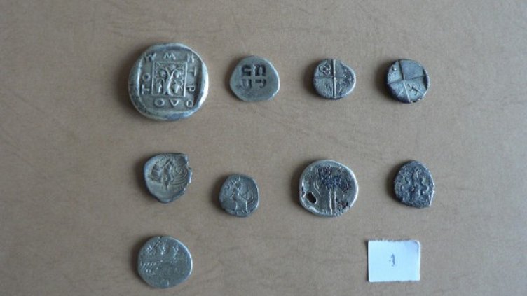 Част от заловените монети. Снимка: Агенция "Митници"