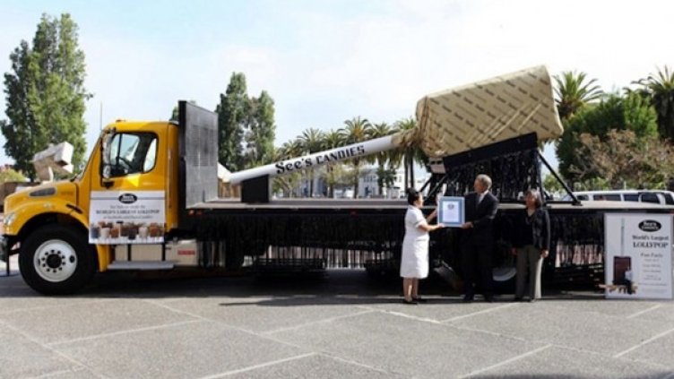 Гордите рекордьори показват грамотата на мегаблизалката. Снимка: Facebook