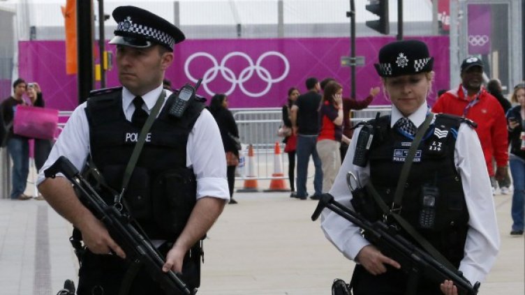 В Лондон за кратко беше евакуиран мол до Олимпийския парк. Снимка: Reuters