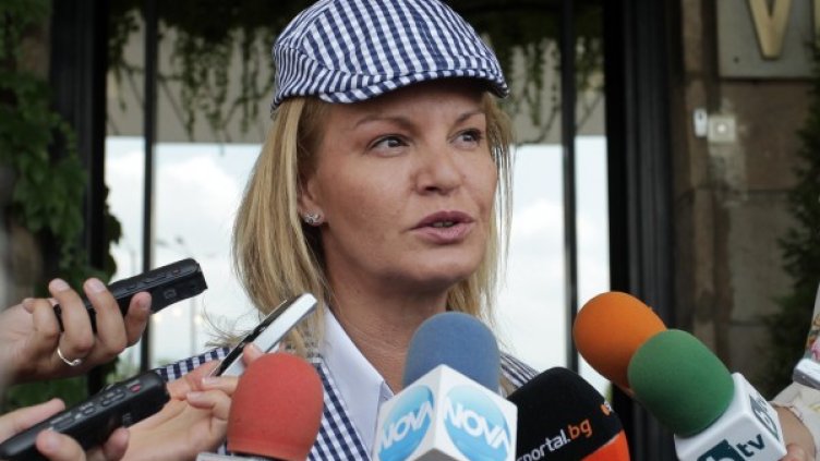 Стефка Костадинова пресмята наум медалите, отговаряйкеи на журналистическите въпроси. Снимка: БТА