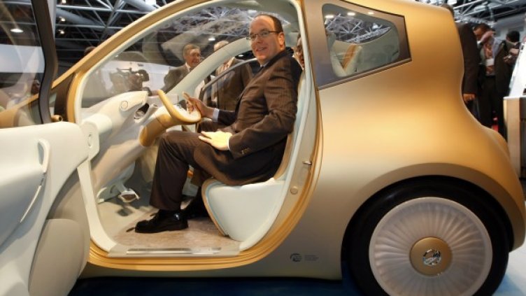 Принцът на Монако Албер II си пада и по стари и по нови автомобили. Снимка: Reuters