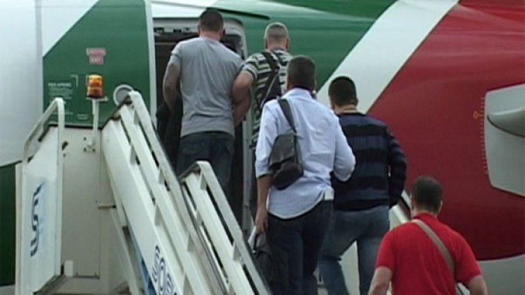 Качват Брендо на самолета. Снимка: МВР