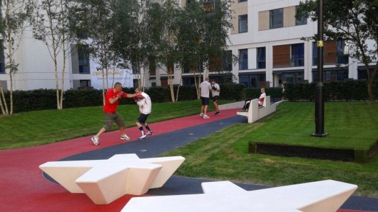 Старши треньорът на отбора по бокс Михаил Таков прави спаринги с Детелин Далаклиев (на преден план) , а Павел Сяров с Тервел Пулев. Снимка: БОК