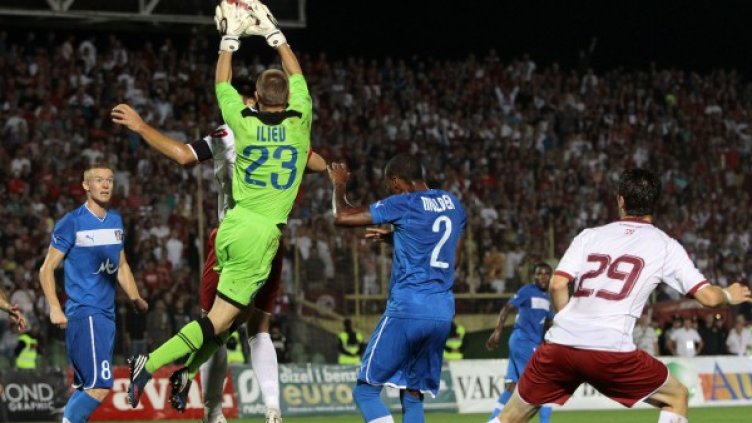 Полицията едва спаси футболистите на Левски от гнева на феновете. Снимка: Impact Press Group