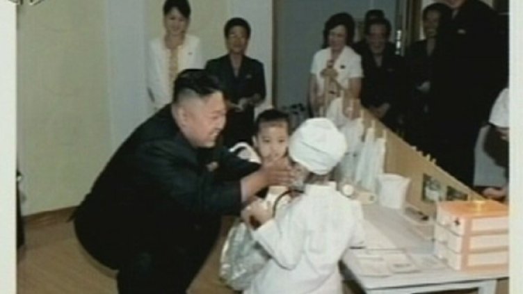 Ким Чен Ун се стреми да си изгради имидж на много благ и мил човек. Снимка: Reuters