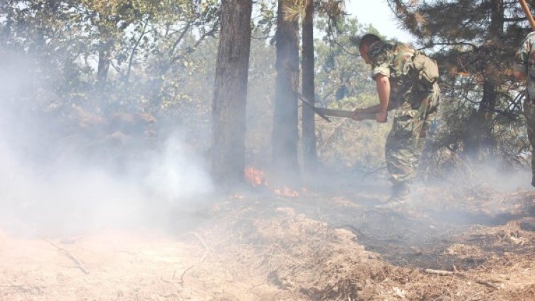 Продължава борбата със стихията. Снимка: Булфото