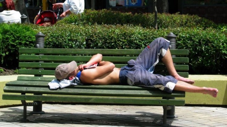 Специалистите не препоръчват да се излагаме на слънце, когато е пикът на максималните температури. Снимка: Булфото