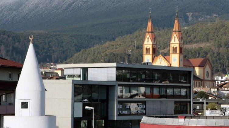 Джамията и католическата църква в град Телфс, Австрия. Снимка: архив, Reuters