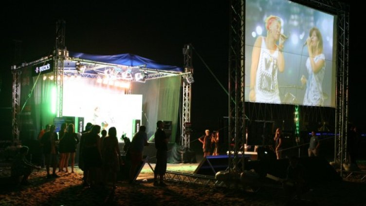 Изпълненията на феновете ще вървят на голям екран. Снимка: Spirit of Burgas