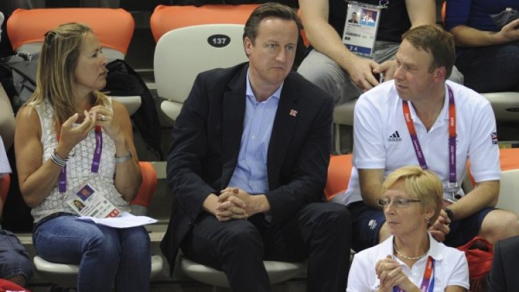 Дейвид Камерън на финала на синхронните скокове от 10-метрова кула. Снимка: Reuters